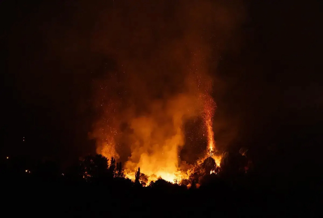 Vista nocturna del incendio, a 25 de julio de 2026, en San Martín de Valdeiglesias, Madrid (España) Vista nocturna del incendio, a 25 de julio de 2026, en San Martín de Valdeiglesias, Madrid (España)