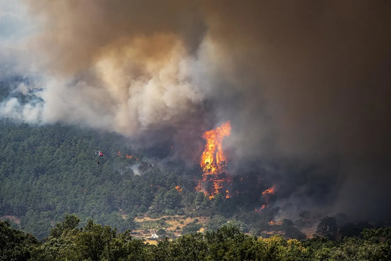Un helicóptero trata de apagar el fuego, cerca de El Castañar de El Tiemblo, a 24 de julio de 2026, en El Tiemblo, Ávila, Castilla y León (España) / Foto: EP Un helicóptero trata de apagar el fuego, cerca de El Castañar de El Tiemblo, a 24 de julio de 2026, en El Tiemblo, Ávila, Castilla y León (España) / Foto: EP