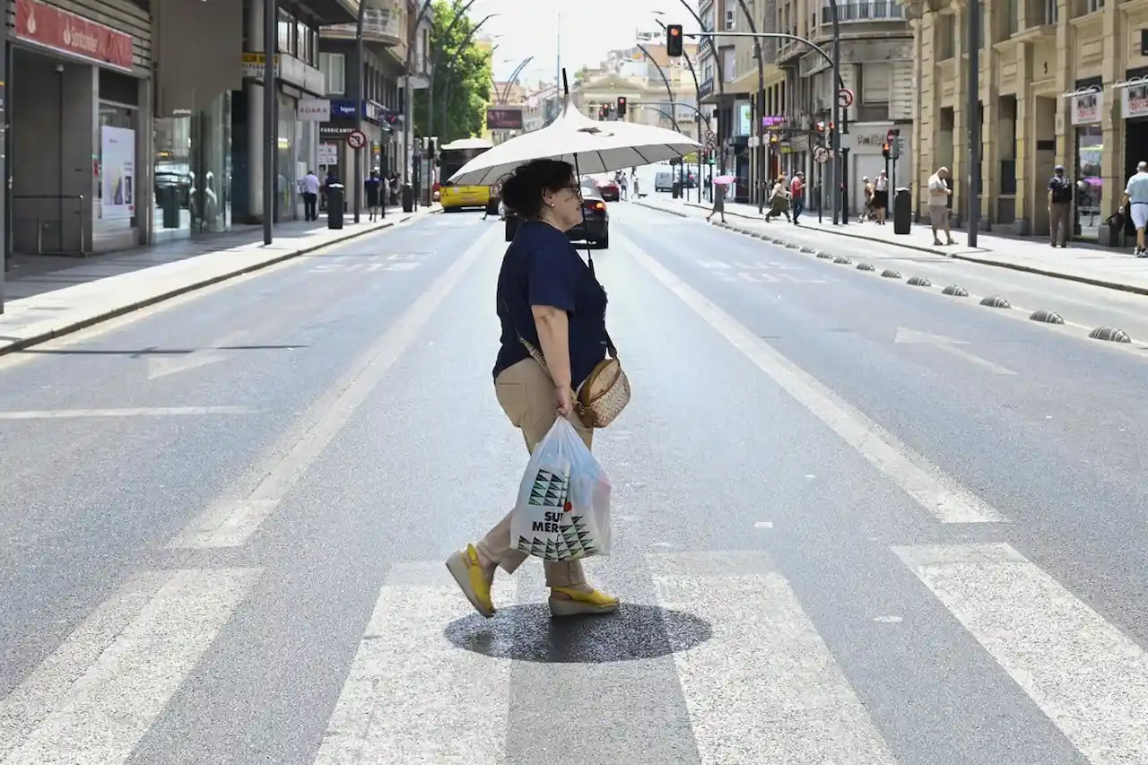 Una persona camina por la calle entre las altas temperatura. Protección Civil alerta ante la nueva ola de calor / Foto: EP