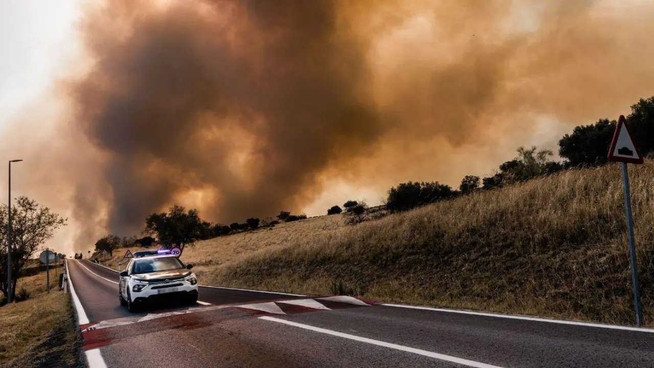Un coche de la Guardia Civil vigila la evolución del fuego, a 23 de julio de 2026, en San Martín de Valdeiglesias, Madrid (España) / Foto: EP
