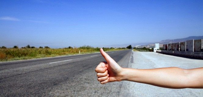 El conocido signo para pedir transporte en todas las carreteras del mundo / Foto: Nikuwka