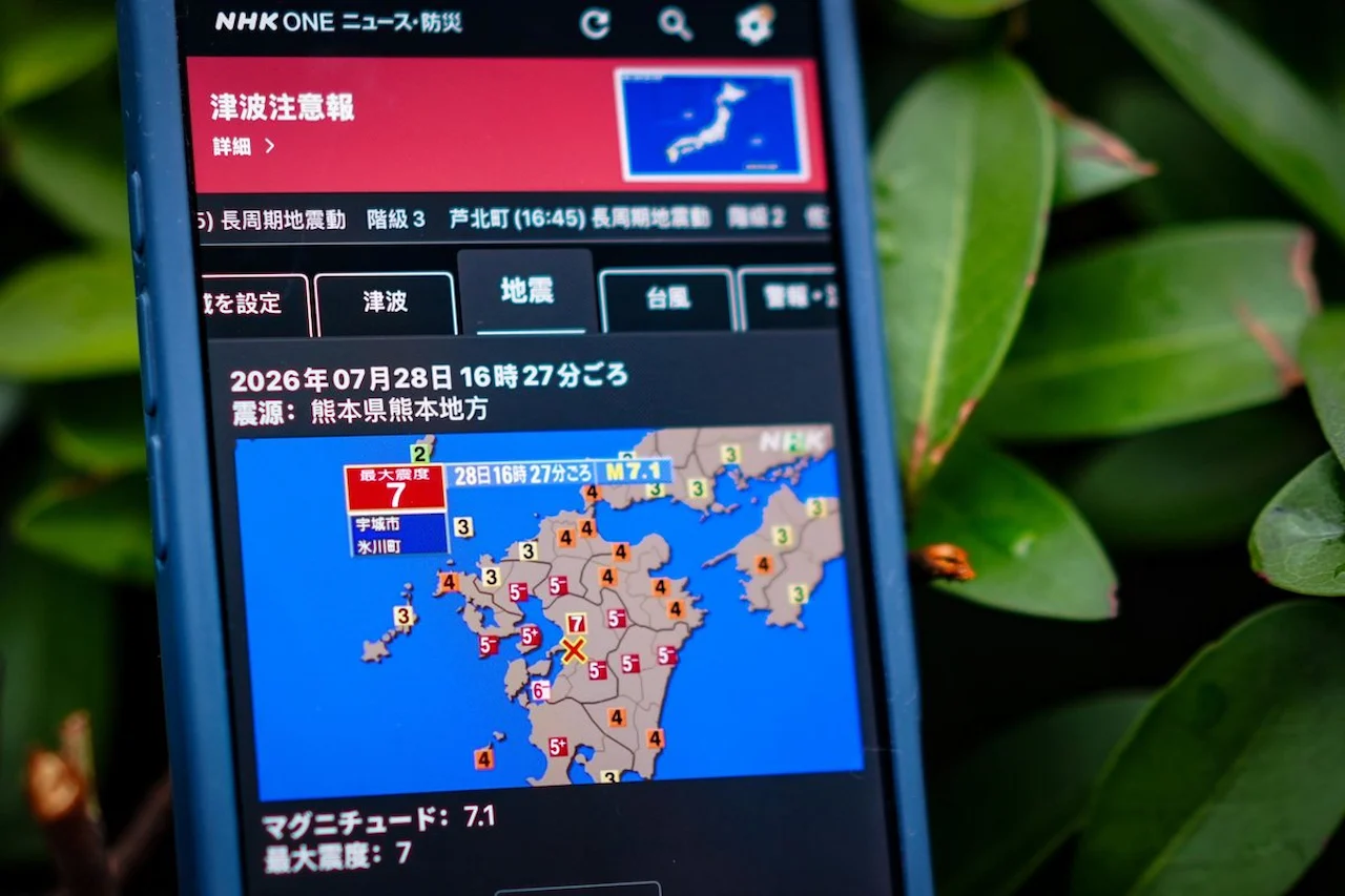 Pantalla de un teléfono móvil muestra la información sobre el terremoto de magnitud preliminar de 7,1 registrado en la prefetura de Kumamoto, en el sureste de Japón / Foto: EP