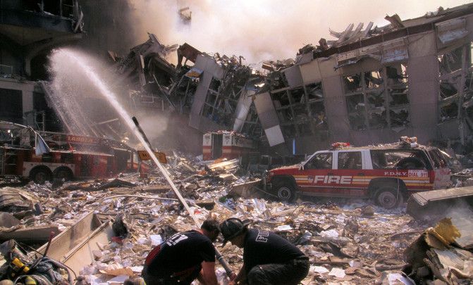 Bomberos trabajando entre nubes de polvo tras el derrumbe de los rascacielos / Foto: Biblioteca del Congreso