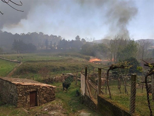 Incendio registrado en la localidad coruñesa de Rianxo, Galicia / Foto: EP