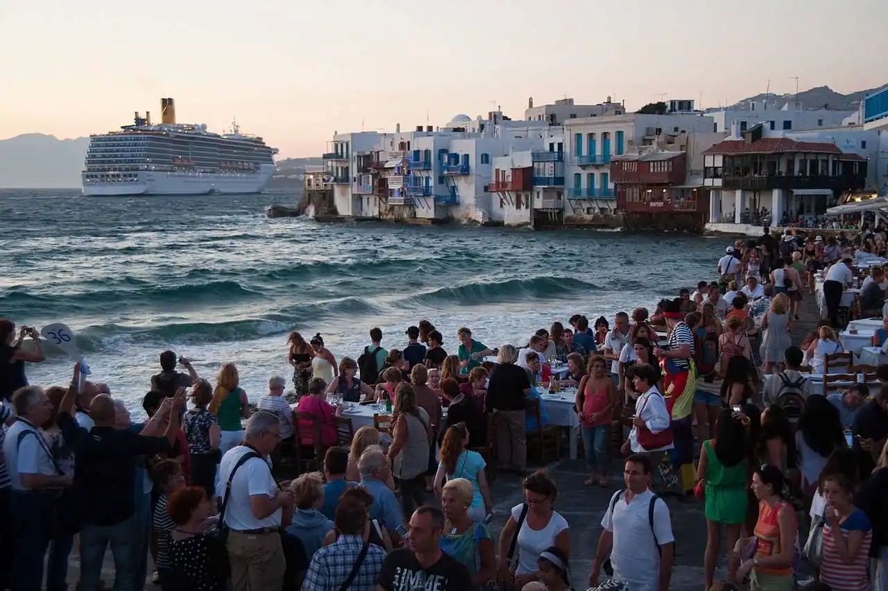 ¿Es sostenible el turismo? Masificación turística en la isla griega de Miconos / Foto: WMC