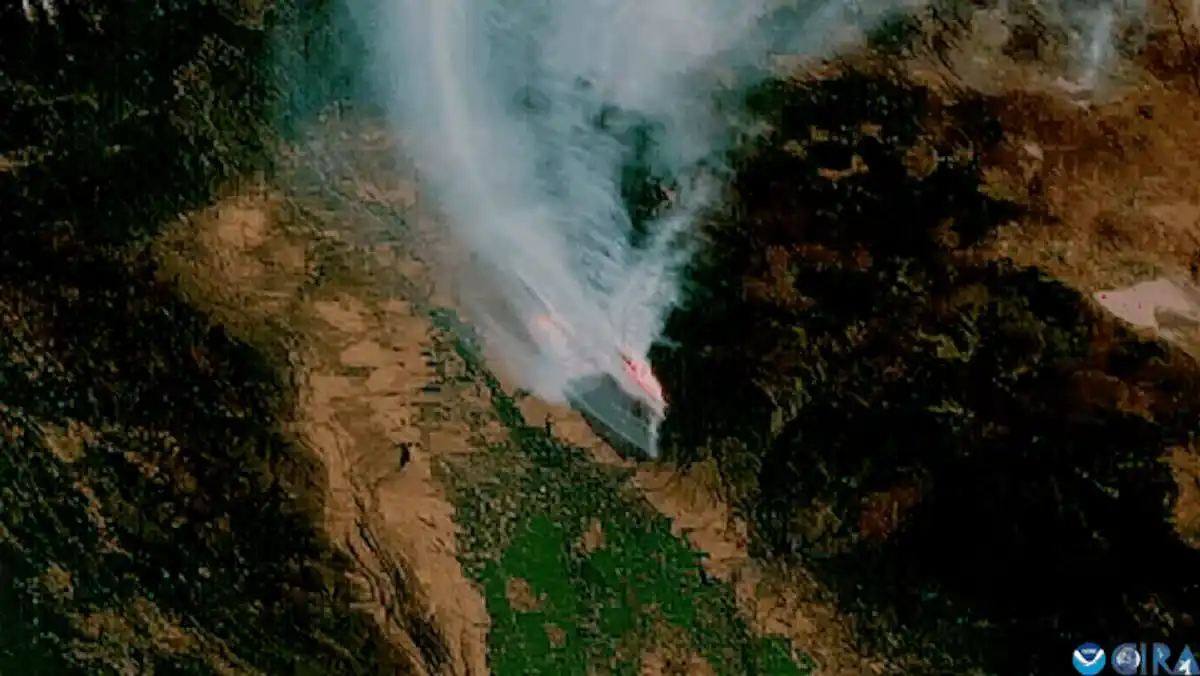 Las imágenes de satélite muestran cómo el incendio conocido como “Park Fire”, cerca de Chico (California), generó intensas columnas de pirocumulonimbos, visibles en blanco, en julio de 2024