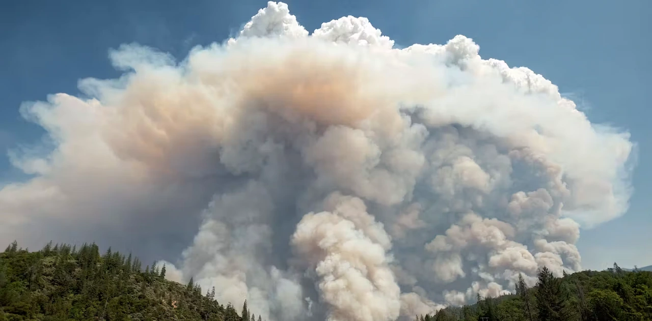 En 2018 se formó una gran nube de pirocúmulo sobre un incendio forestal cerca de Redding, California / Foto: Josh Edelson/AFP