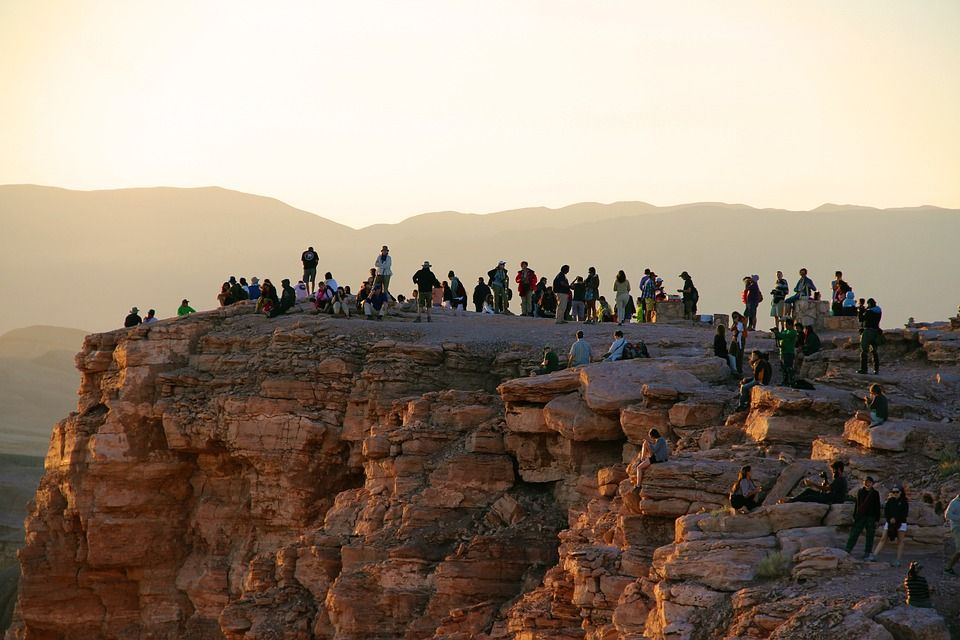 Turistas agolpados para ver una puesta de sol en el desierto de Atacama, en el norte de Chile / Foto: poLiMetralleta