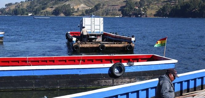 Barcazas para atravesar el estrecho de Tiquina, que separa los dos grandes cuerpos del lago / Foto: JMP