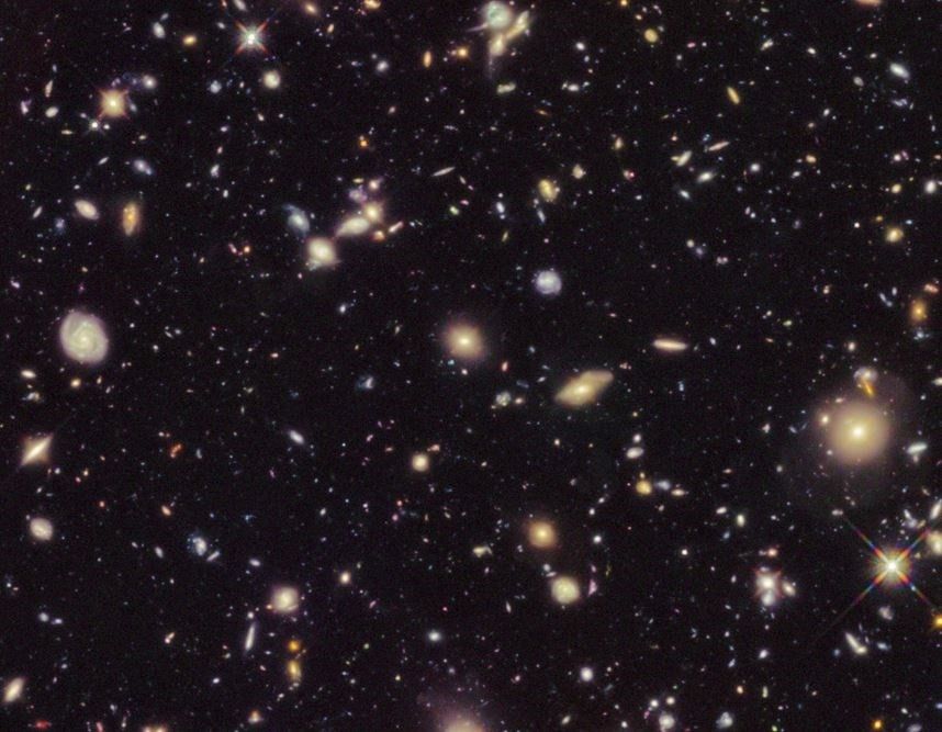 La gravedad de las galaxias más cercanas distorsiona la luz de las situadas más lejos / Foto: R. Ellis NASA ESA