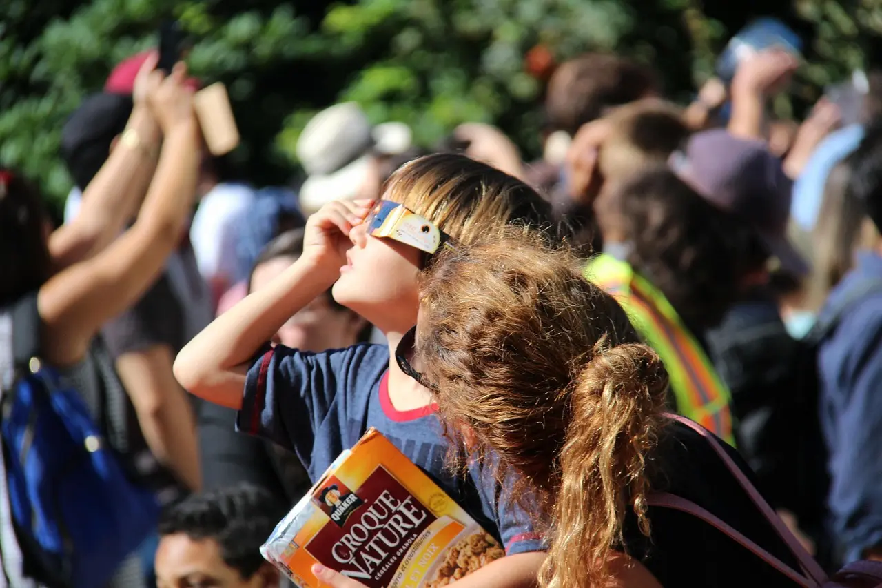 Retirada de 6 modelos de gafas para el eclipse por riesgo de lesiones oculares / Foto: PB