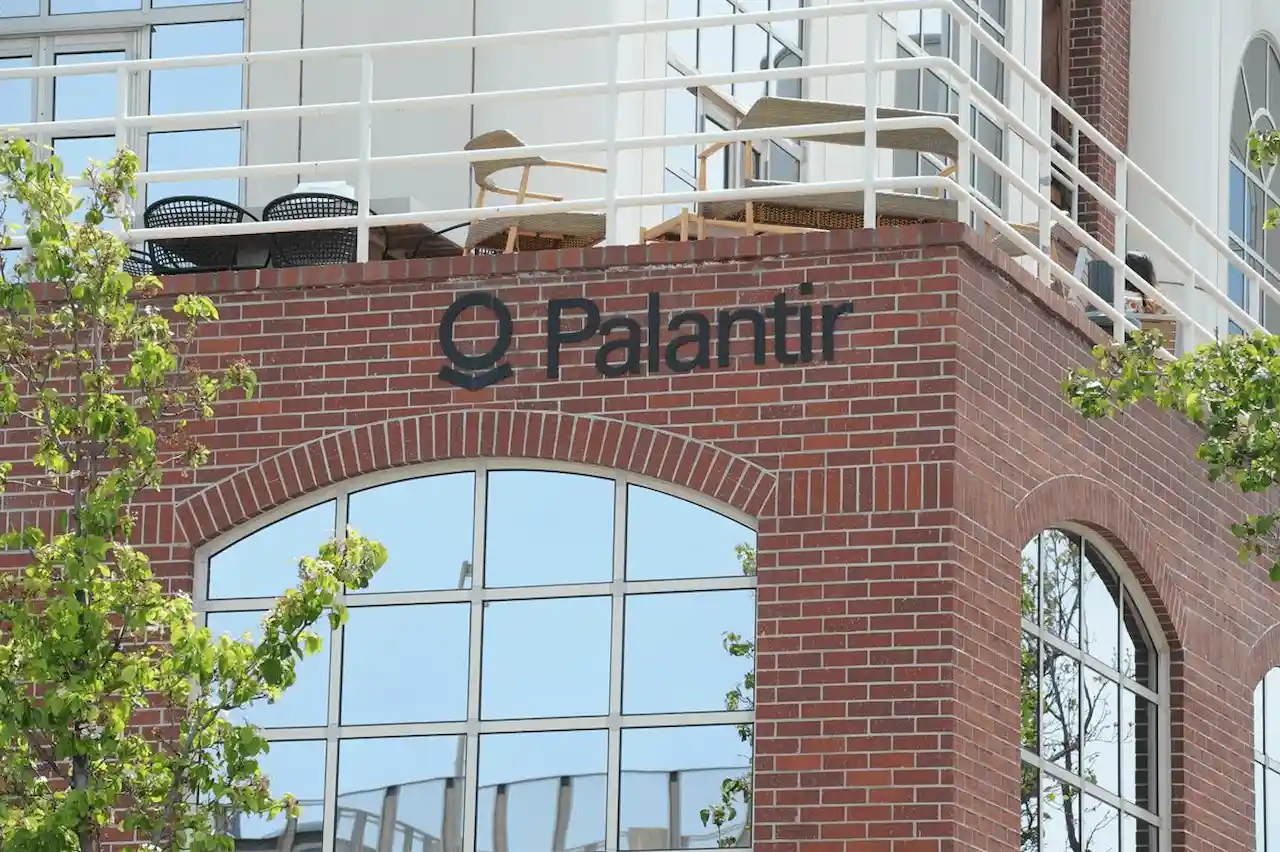 Logotipo de la empresa de análisis de datos Palantir en la sede de la compañía, en Palo Alto (EE UU) / Foto: EP
