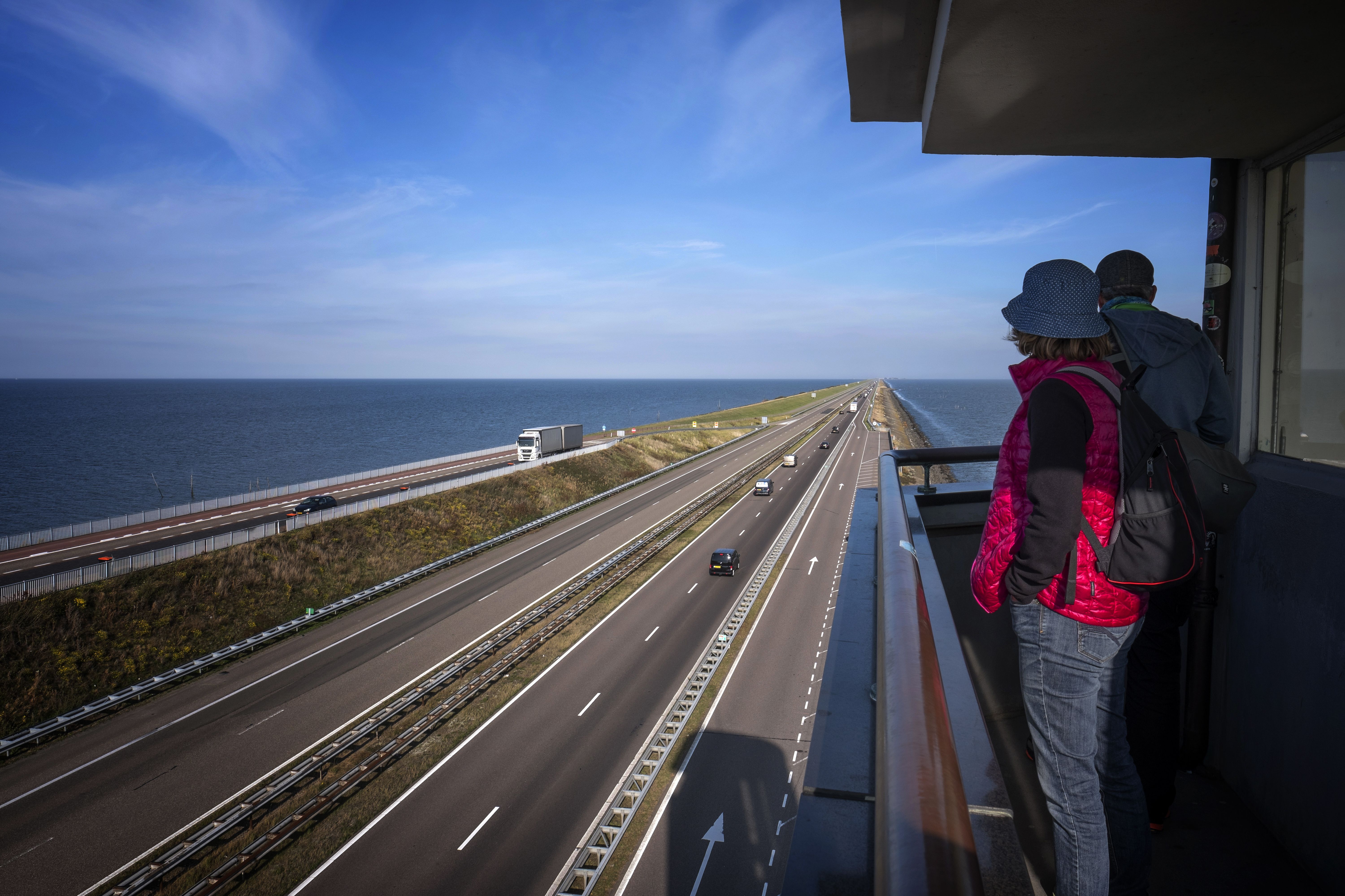 Vista del Afsluitdijk desde un mirador situado cerca de la mitad de su trazado / Foto: Josep Cano