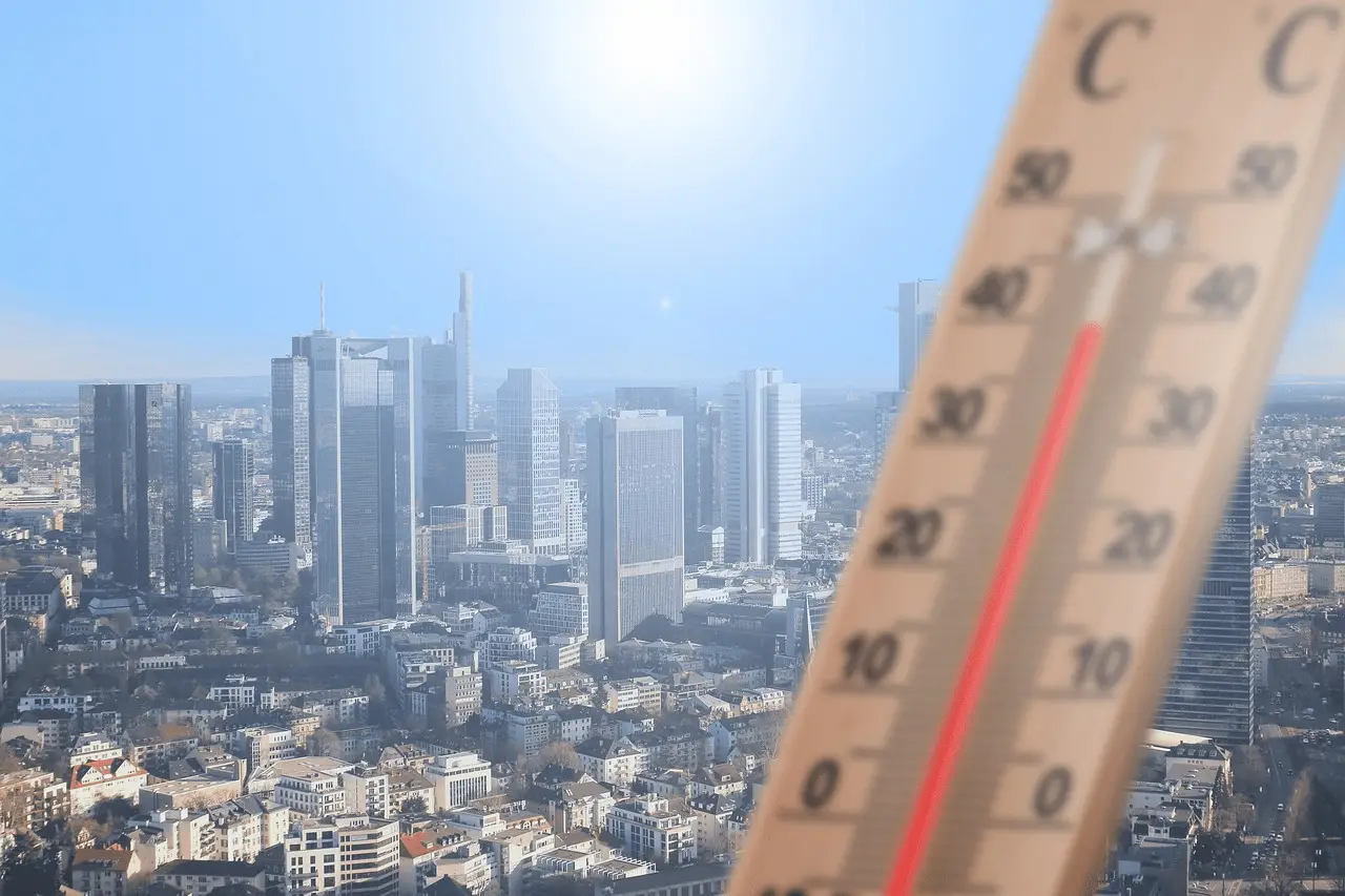 Un termómetro urbano marca temperaturas de calor extremo bajo el sol de verano / Foto: PB Un termómetro urbano marca temperaturas de calor extremo bajo el sol de verano / Foto: PB