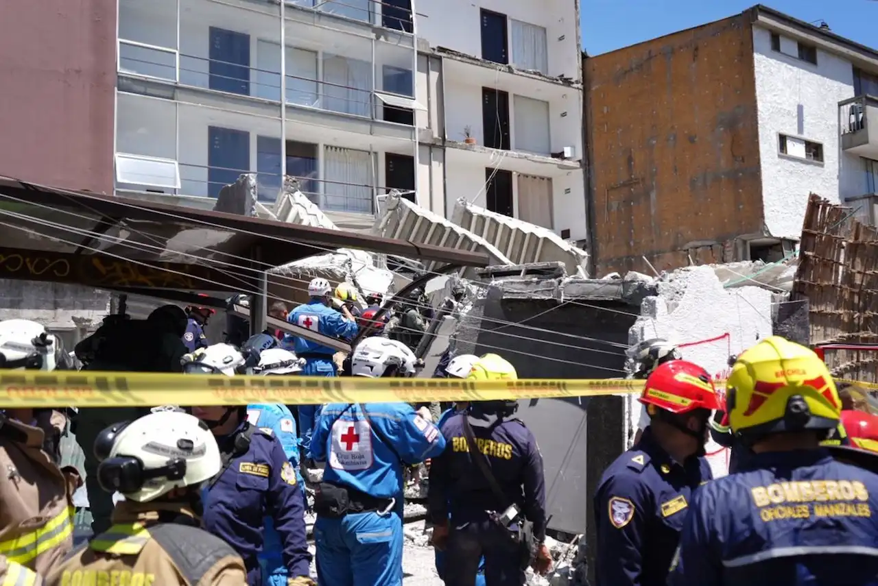 Los equipos de rescate buscan supervivientes entre los escombros tras el terremoto de magnitud 7,4 en Colombia / Foto: EP Los equipos de rescate buscan supervivientes entre los escombros tras el terremoto de magnitud 7,4 en Colombia / Foto: EP