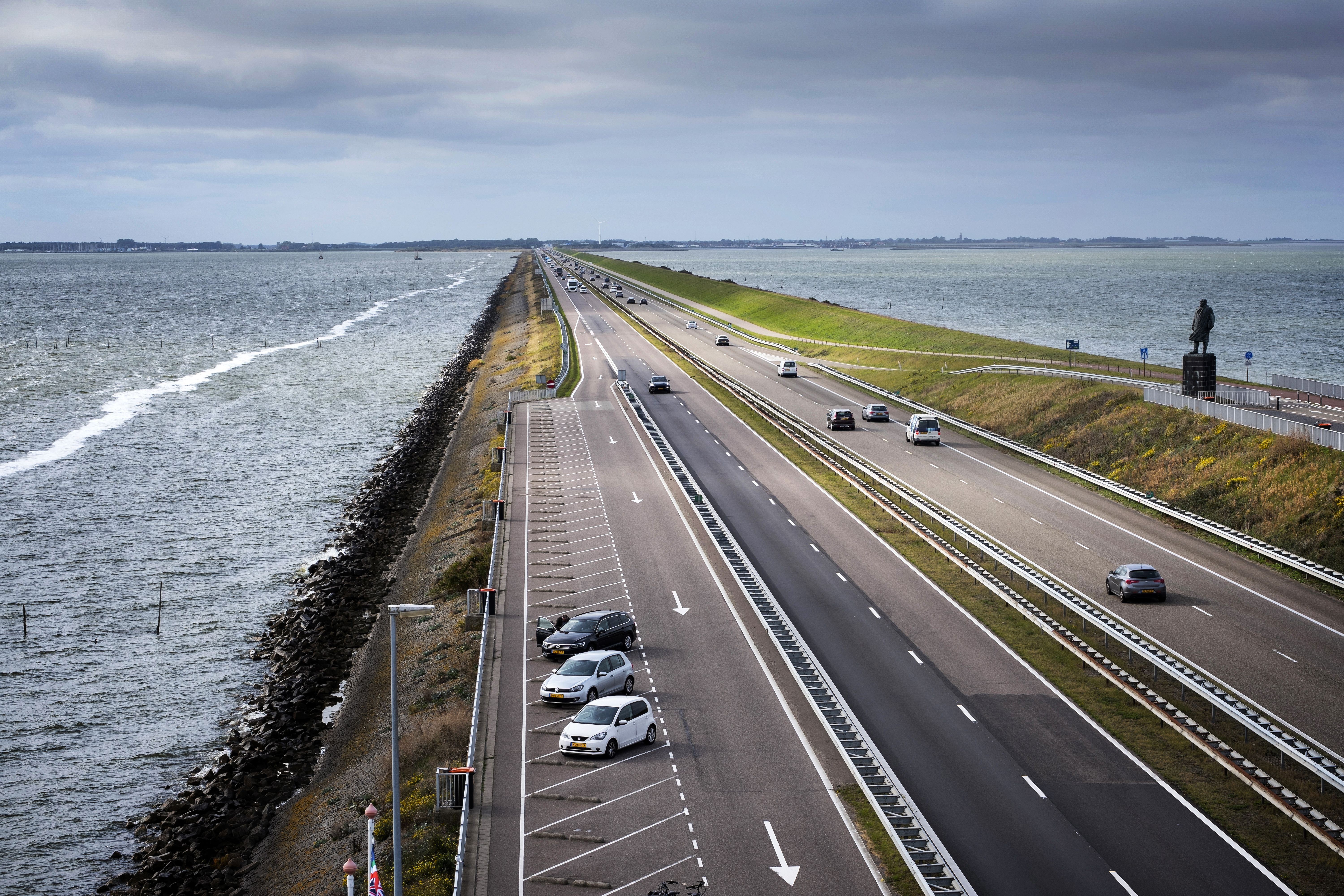 El dique, de 32 kilómetros de longitud, con el mar de Wadden a la derecha y, a un  nivel más bajo, el lago de agua dulce IJsselmeer a la izquierda / Foto: Josep Cano