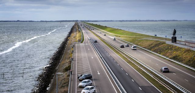 El dique, de 32 kilómetros de longitud, con el mar de Wadden a la derecha y, a un  nivel más bajo, el lago de agua dulce IJsselmeer a la izquierda / Foto: Josep Cano
