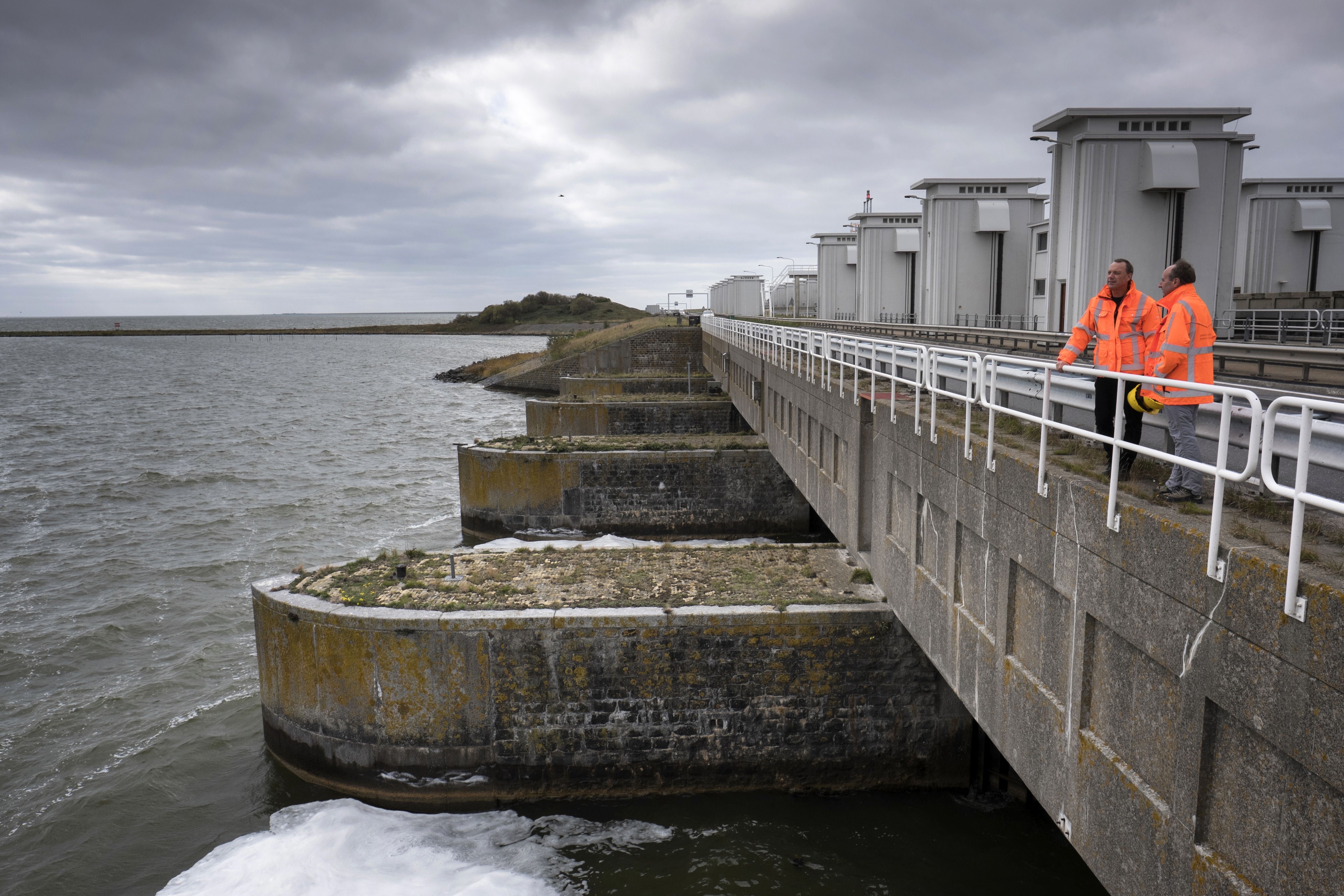 Bombas y compuertas por las que se evacúa el agua del lago hacia el mar / Foto: Josep Cano