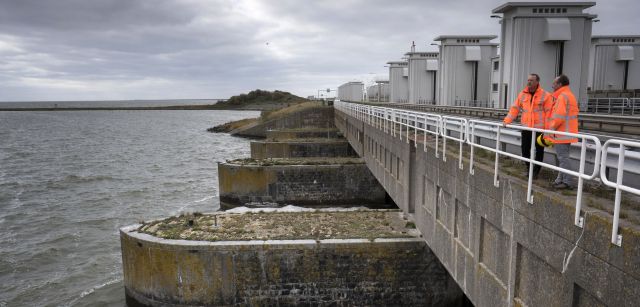 Bombas y compuertas por las que se evacúa el agua del lago hacia el mar / Foto: Josep Cano