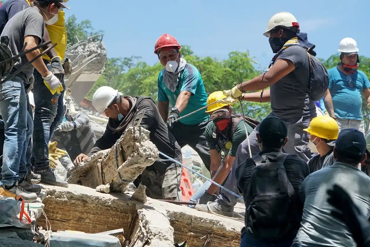 Los equipos de rescate trabajan entre los escombros tras el terremoto de magnitud 7,4 registrado en Colombia / Foto: EP Los equipos de rescate trabajan entre los escombros tras el terremoto de magnitud 7,4 registrado en Colombia / Foto: EP