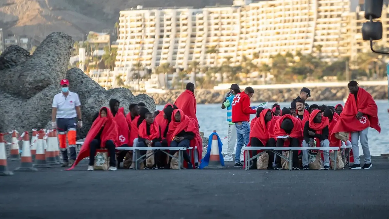 Grupo de migrantes siendo atendidos por la Cruz Roja. La inmigración no explica por sí sola la delincuencia en España / Foto: EP Grupo de migrantes siendo atendidos por la Cruz Roja. La inmigración no explica por sí sola la delincuencia en España / Foto: EP