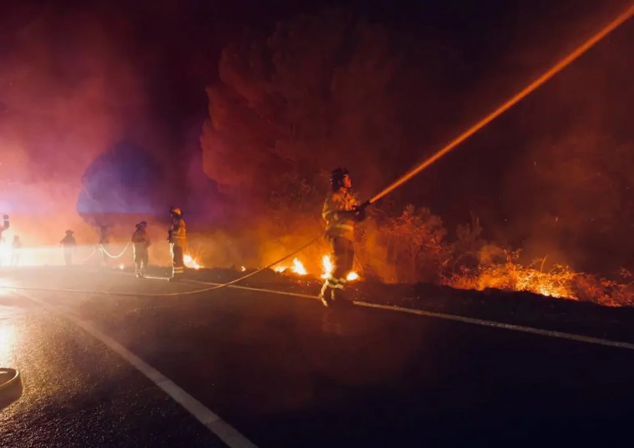 Bomberos forestales hacen frente al incendio de sexta generación en Niebla / Foto: EP