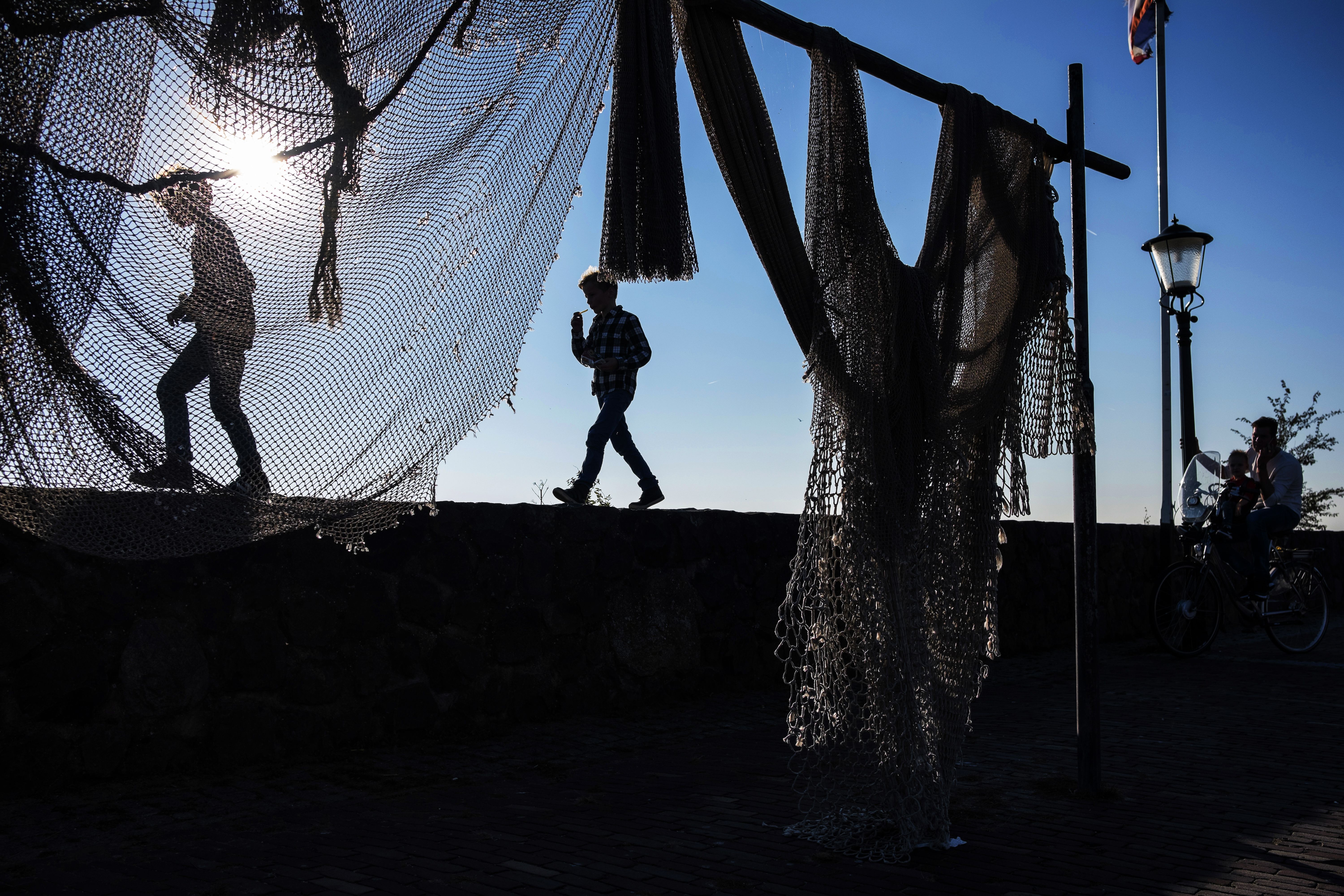 Redes de pesca secándose en Urk, junto al lago. El nuevo paso permitirá que las especies migratorias vuelvan al mismo un siglo después / Foto: Josep Cano