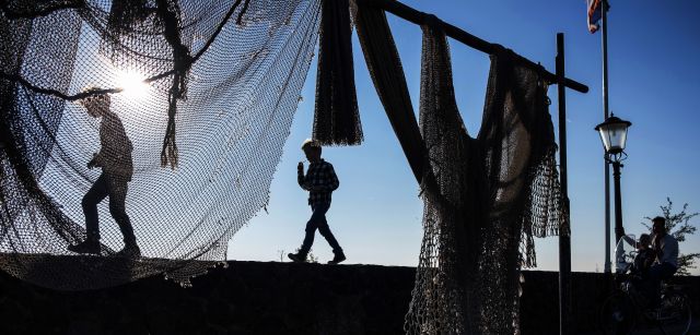 Redes de pesca secándose en Urk, junto al lago. El nuevo paso permitirá que las especies migratorias vuelvan al mismo un siglo después / Foto: Josep Cano