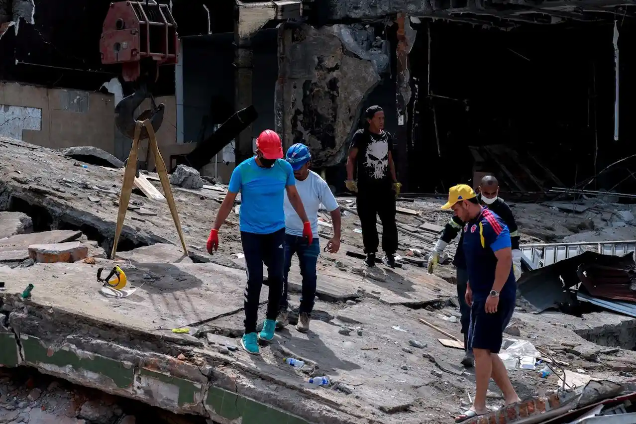 Grupo persona sobre los escombros que ha dejado el terremoto de 7,4 en la ciudad de Cali, en Colombia / Foto: EP Grupo persona sobre los escombros que ha dejado el terremoto de 7,4 en la ciudad de Cali, en Colombia / Foto: EP