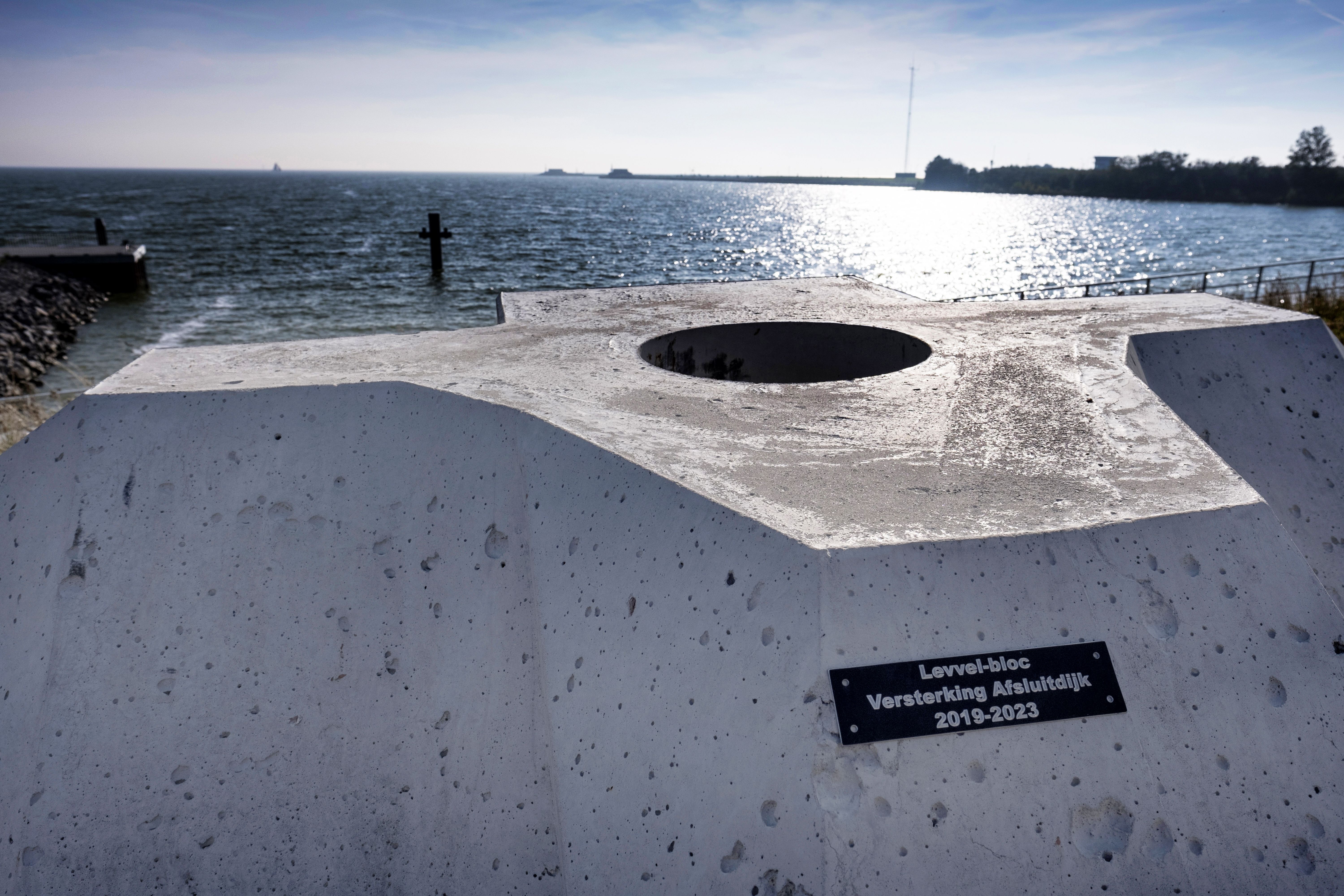 Aspecto de uno de los 75.000 bloques con los que se reforzará el Afsluitdijk / Foto: Josep Cano