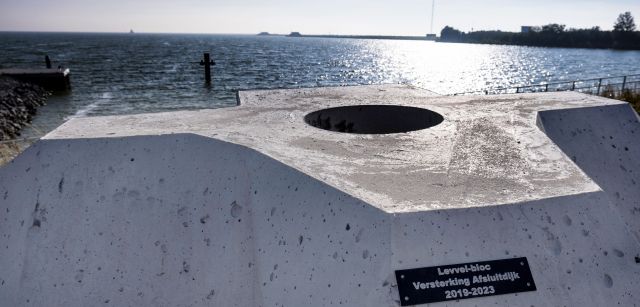 Aspecto de uno de los 75.000 bloques con los que se reforzará el Afsluitdijk / Foto: Josep Cano