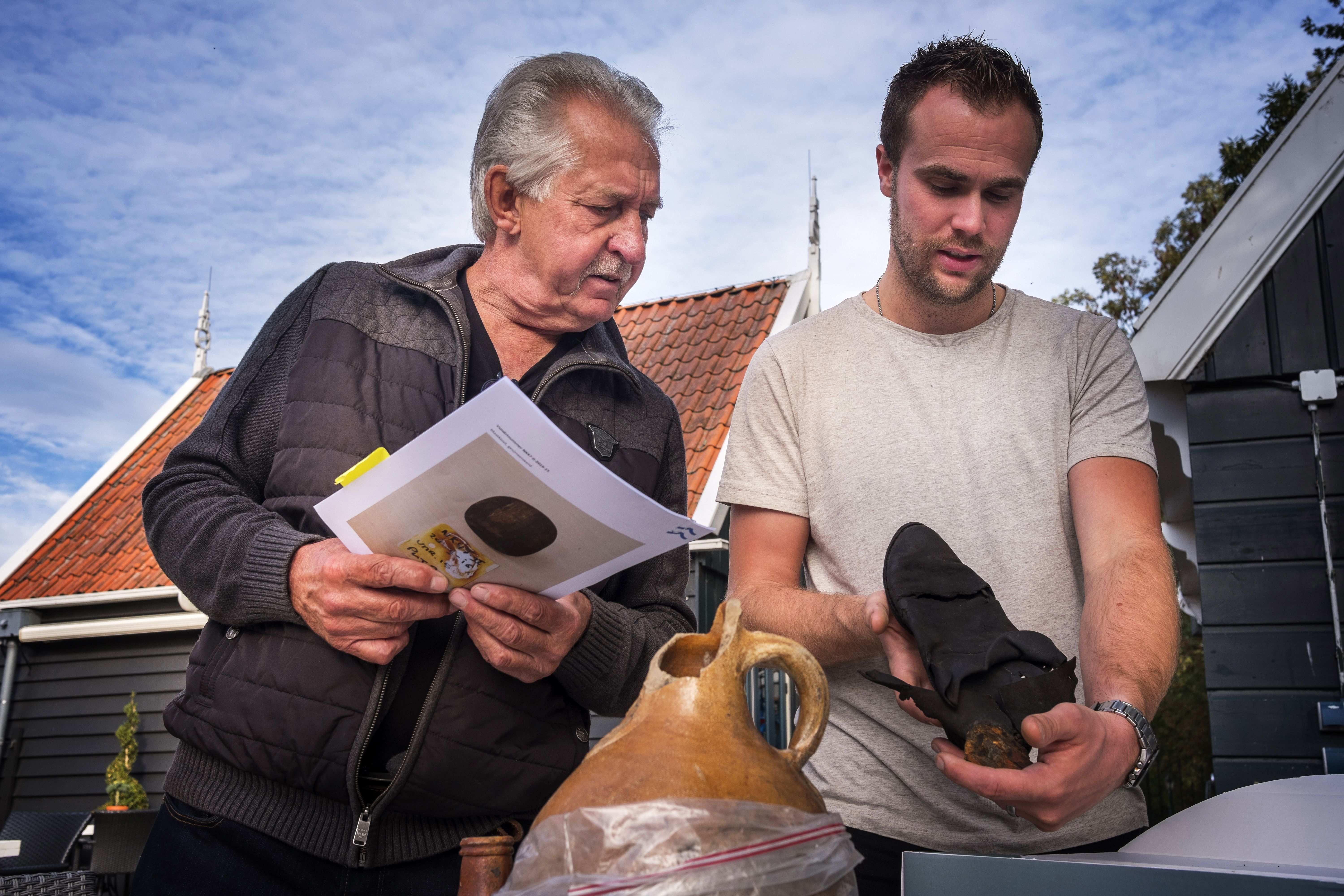 Los arqueólogos Dick Velthuizen (izquierda) e Yftinus van Popta observan objetos hallados en pecios descubiertos entre los campos / Foto: Josep Cano