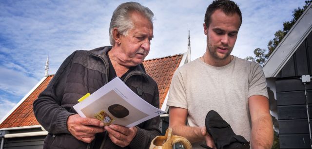 Los arqueólogos Dick Velthuizen (izquierda) e Yftinus van Popta observan objetos hallados en pecios descubiertos entre los campos / Foto: Josep Cano