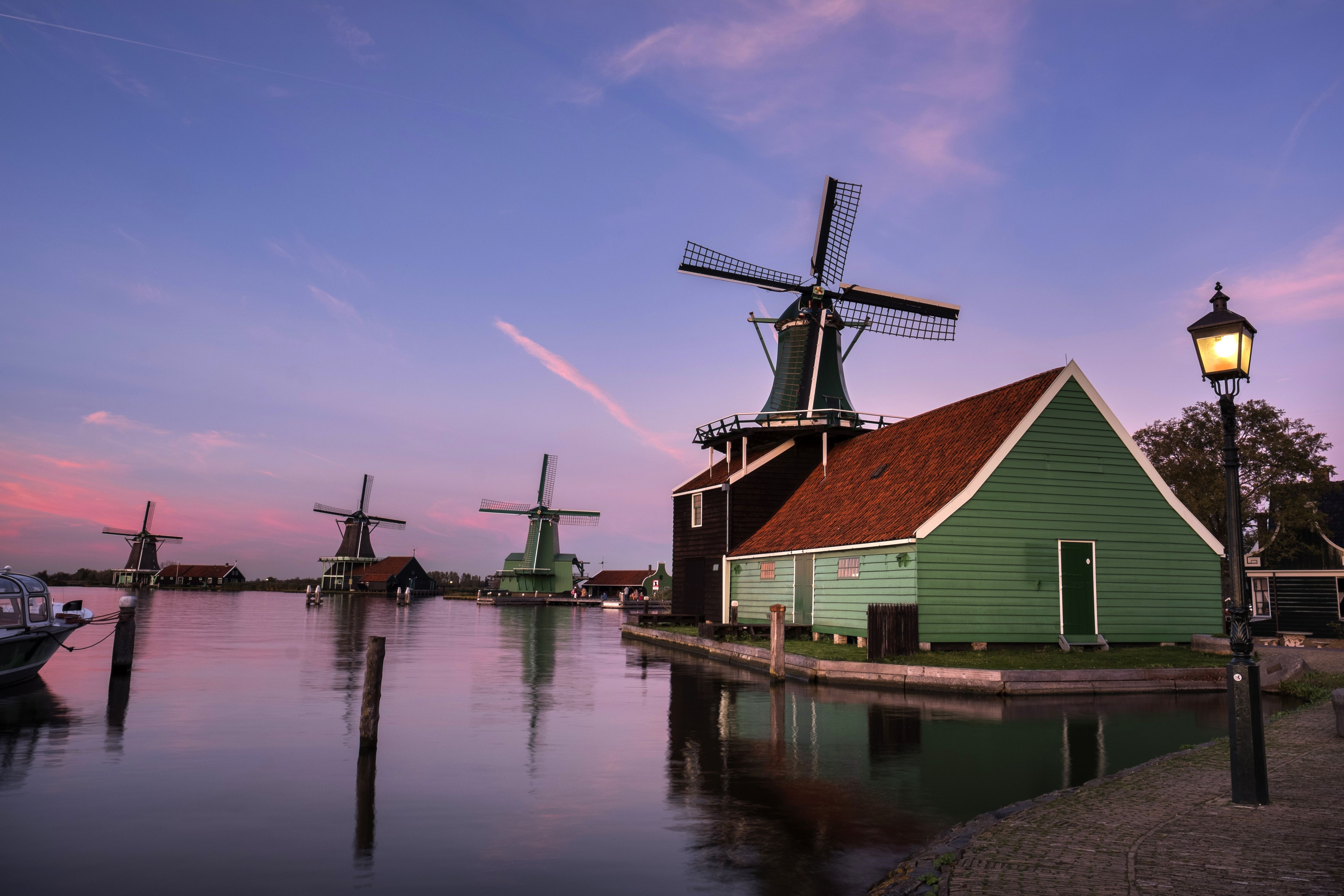 Los tradicionales molinos neerlandeses tenían como principal función bombear agua de las tierras inundables / Foto: Josep Cano