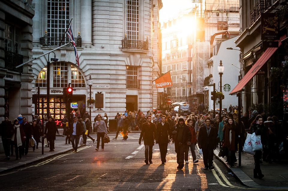 Personas caminando por el centro de Londres / Foto: Free Photos