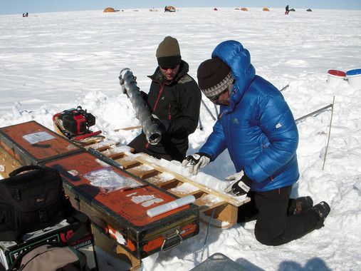 Mike MacFerrin (izquierda) y Horst Machguth analizan muestras de hielo perforadas en Groenlandia en 2012. Aumento de la temperatura / Foto: GEUS