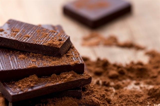 Pastillas de chocolate con alto contenido en cacao / Foto: Getty Images / Istockphoto / Tanjichica7