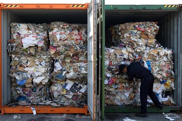 Inspección de un contenedor cargado de plásticos / Foto: Antara Foto Agency