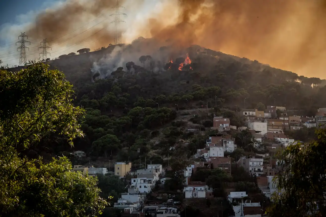 Controlado el incendio de Collserola, Barcelona / Foto: EP