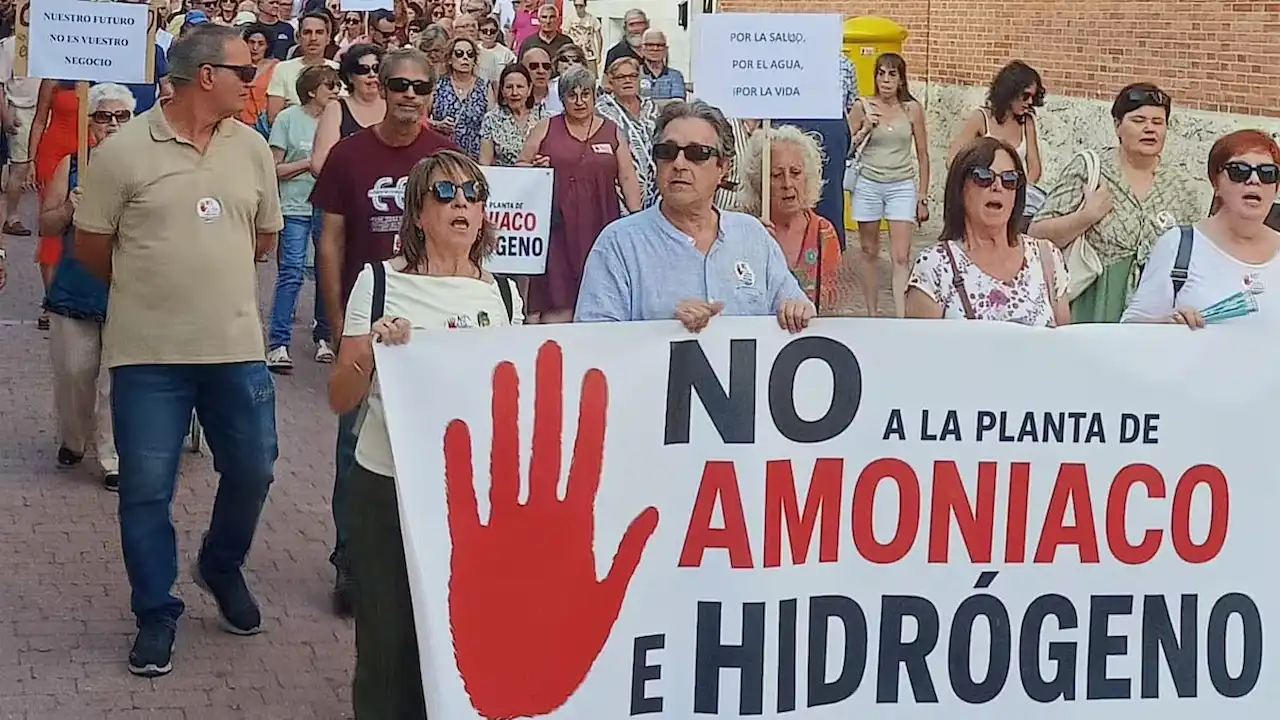Vecinas y vecinos reclama la paralización del proyecto: 'No a la planta de amoniaco e hidrógeno' / Foto: CCB