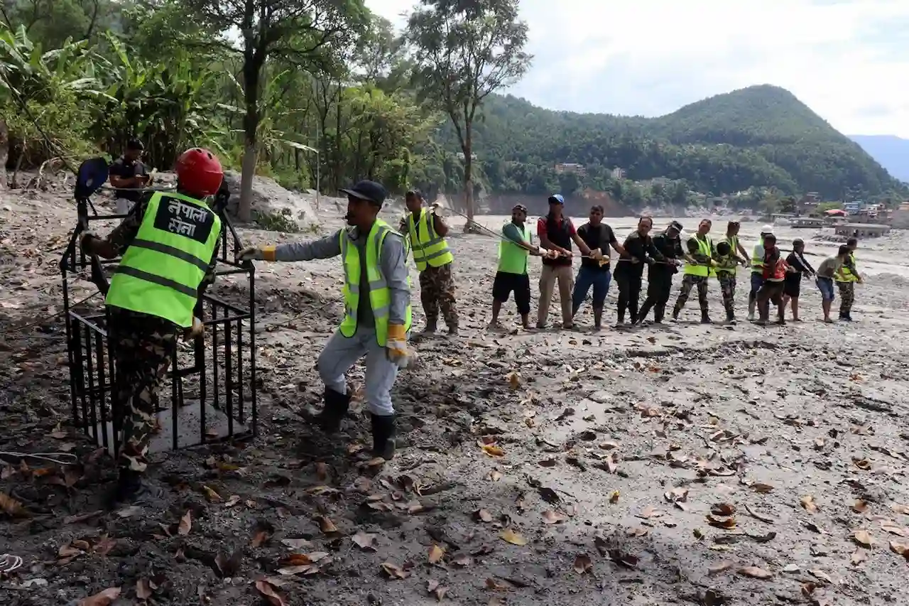 Entierro temporal en Byas de víctimas de la riada registrada el 26 de agosto de 2026 en Nepal, en la frontera con China / Foto: EP