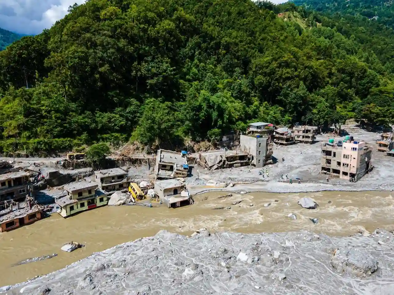 Daños materiales a orillas del río Trishuli, cerca de Betrawati, tras las devastadoras inundaciones del 26 de agosto de 2026 en el norte de Nepal, cerca de la frontera con China / Foto: EP Daños materiales a orillas del río Trishuli, cerca de Betrawati, tras las devastadoras inundaciones del 26 de agosto de 2026 en el norte de Nepal, cerca de la frontera con China / Foto: EP
