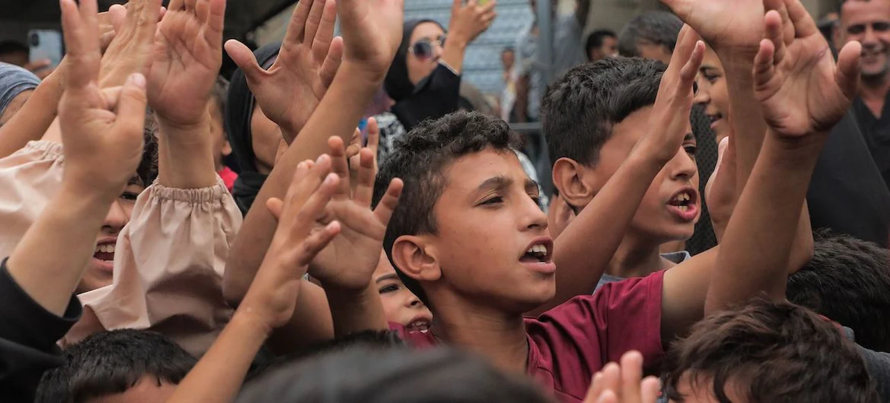 Niños palestinos celebran el anuncio del alto el fuego en octubre de 2025 / Foto: UNICEF-Mohammed Nateel