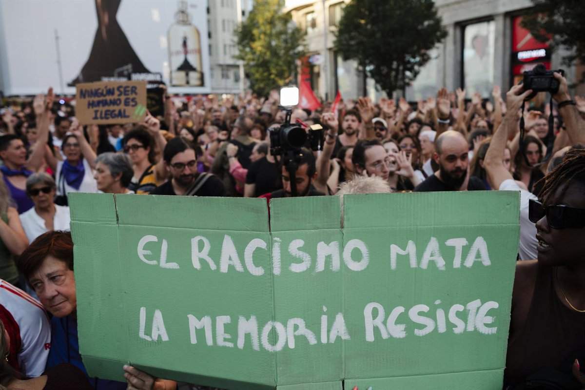 Varias personas durante una concentración contra el racismo en Ceuta, en la plaza de Callao, a 2 de septiembre de 2026, en Madrid (España) / Foto: EP
