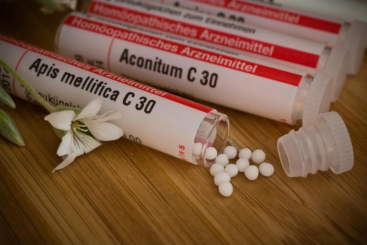 Glóbulos homeopáticos junto a un frasco de vidrio preparados de alta dilución sin eficacia terapéutica demostrada / Foto: PB