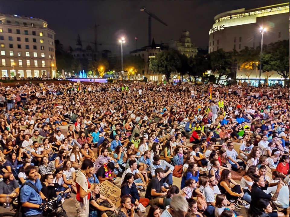 Manifestantes escuchando las intervenciones en la plaza de Catalunya de Barcelona / Foto: Fridays for Future Barcelona