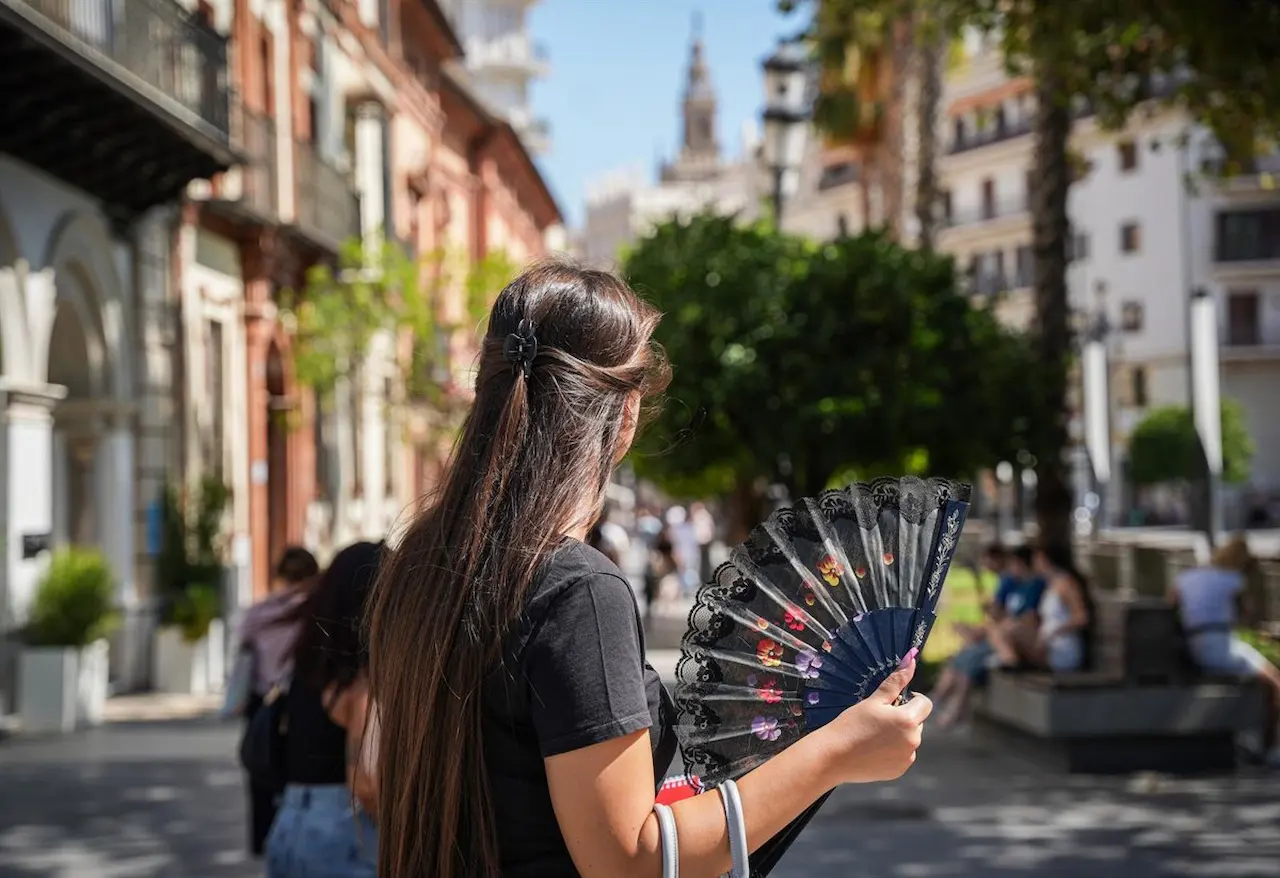 Una mujer abanica mientras pasea, en Sevilla, Andalucía, (España) / Foto: Archivo - EP Una mujer abanica mientras pasea, en Sevilla, Andalucía, (España) / Foto: Archivo - EP