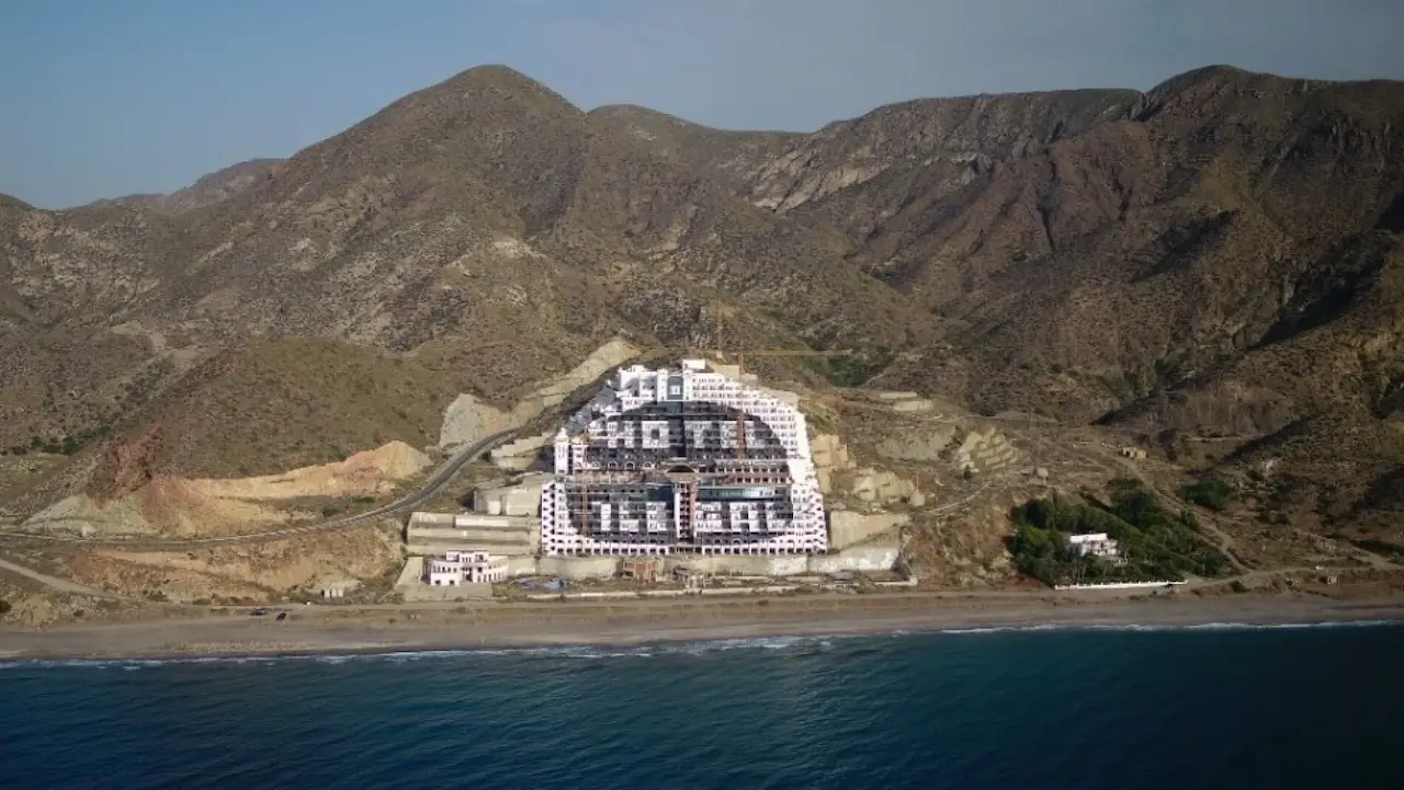 Hotel en la playa de El Algarrobico, en Carboneras (Almería) / Foto: Greenpeace
