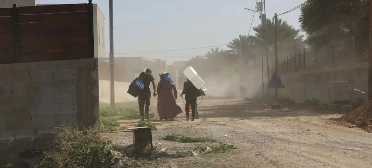 Una familia desplazada camina por una calle en Cisjordania cargando sus pertenencias / Foto: UNICEF Una familia desplazada camina por una calle en Cisjordania cargando sus pertenencias / Foto: UNICEF