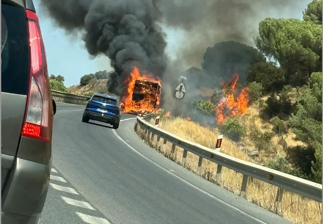 El camión ardiendo en la carretera / Foto: Emergencias Córdoba - EP El camión ardiendo en la carretera / Foto: Emergencias Córdoba - EP